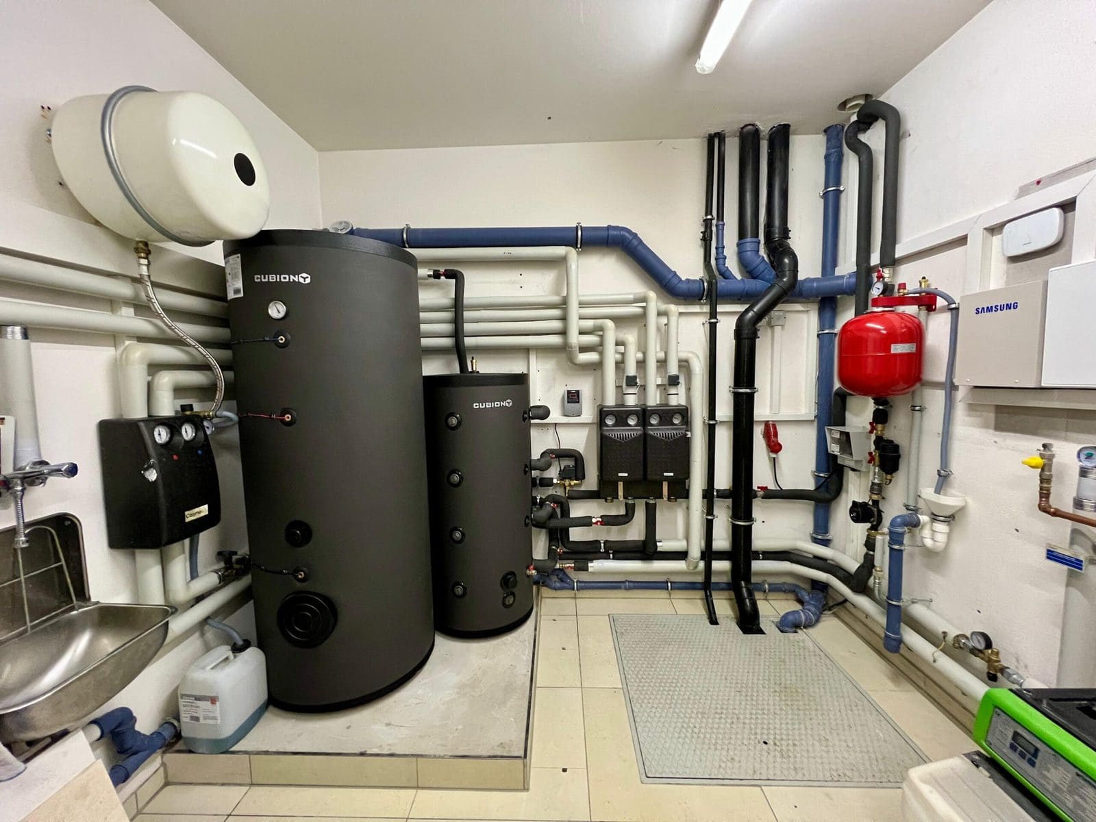 Technikraum mit Speicher und Verteilung einer von HeatPure installierten Anlage