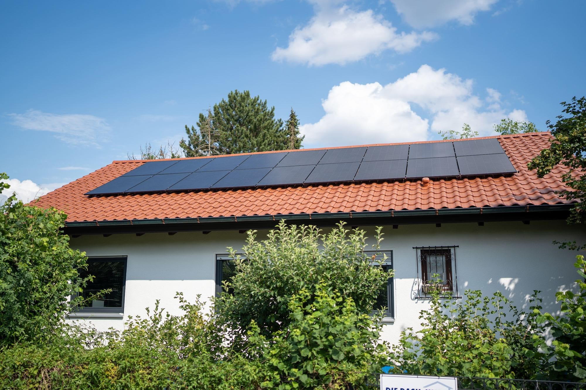 Einfamilienhaus mit Photovoltaikanlage auf dem Ziegeldach