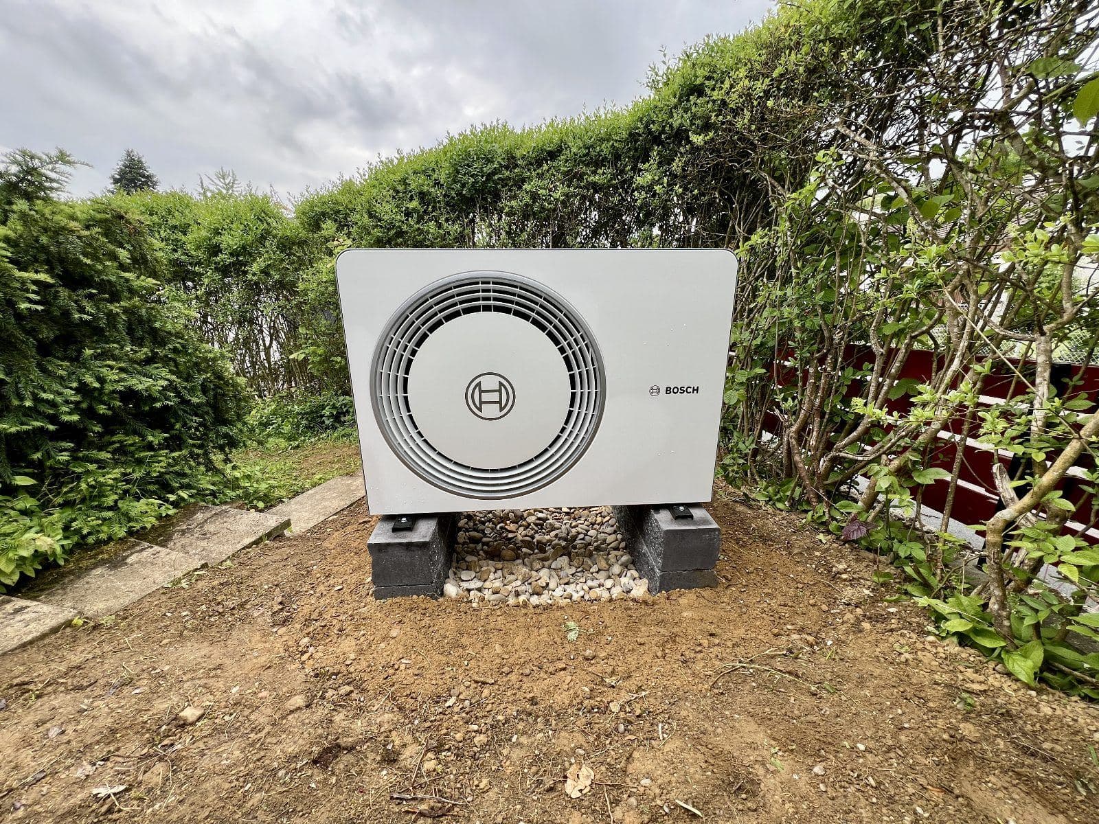 Bosch-Wärmepumpe vor einer Hecke in Adelsried
