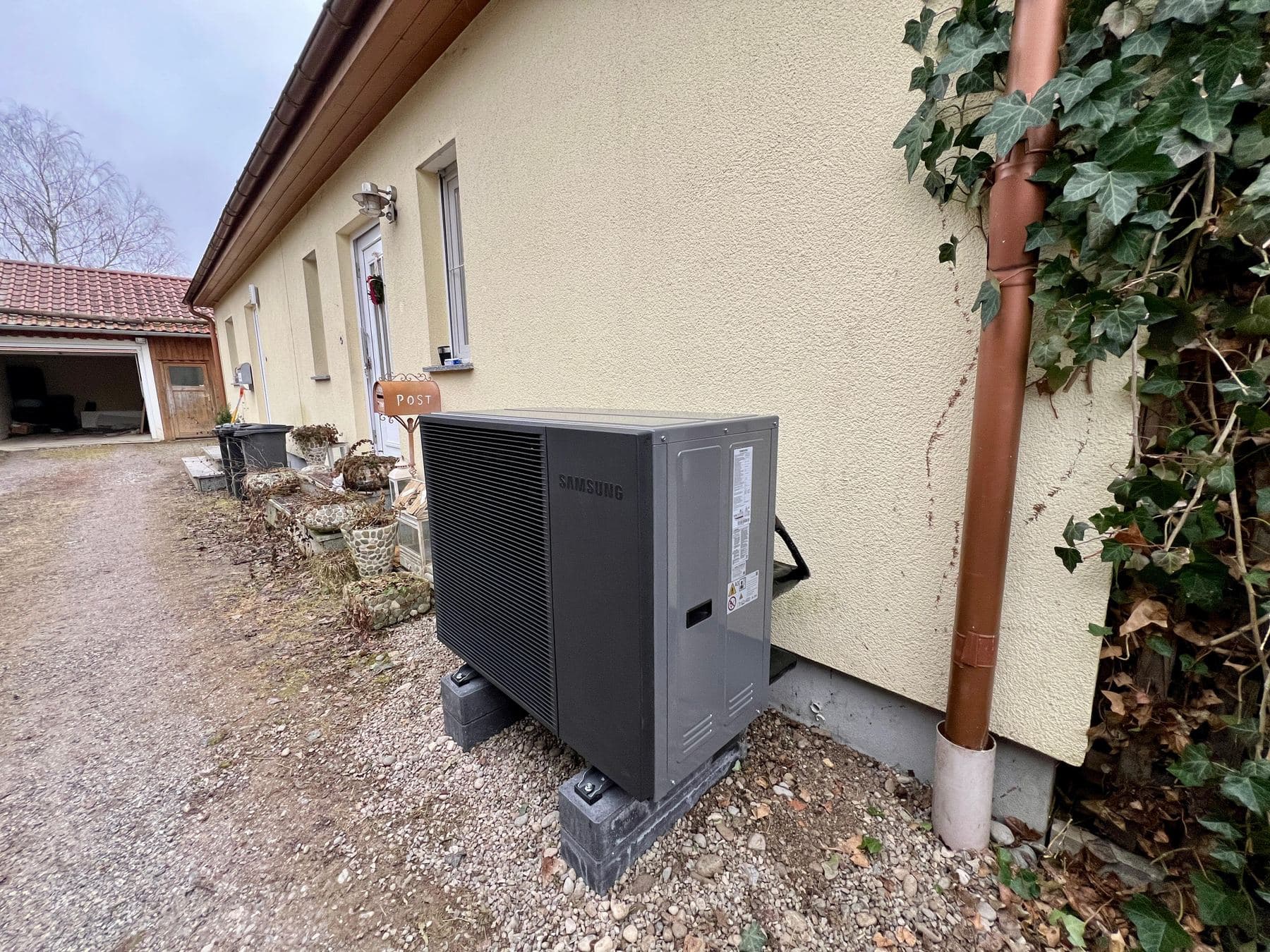 Samsung-Wärmepumpe an einem Fertighaus