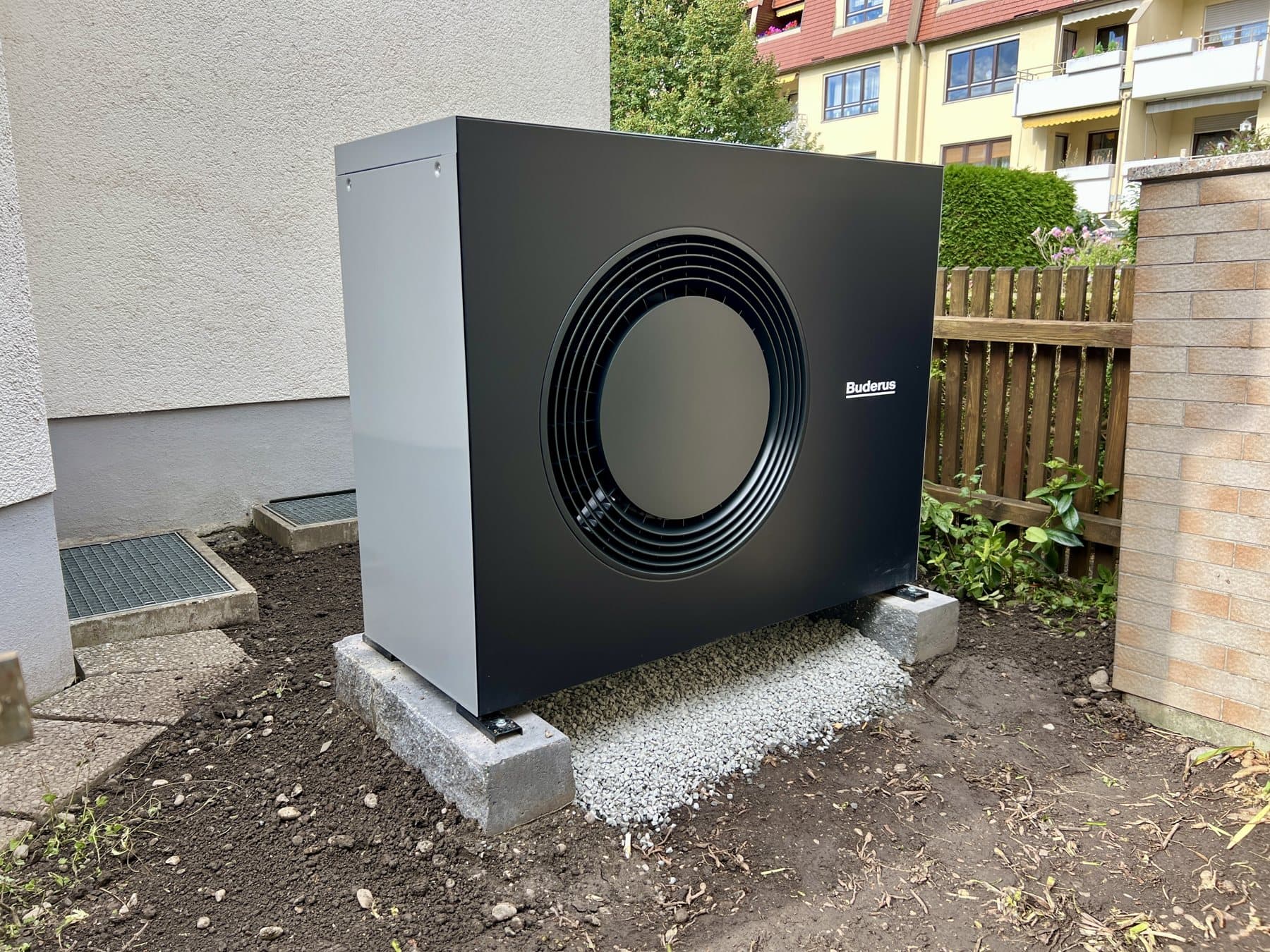 Buderus Logatherm WLW-10 MB AR Außeneinheit an einem Reihenendhaus in Augsburg-Firnhaberau