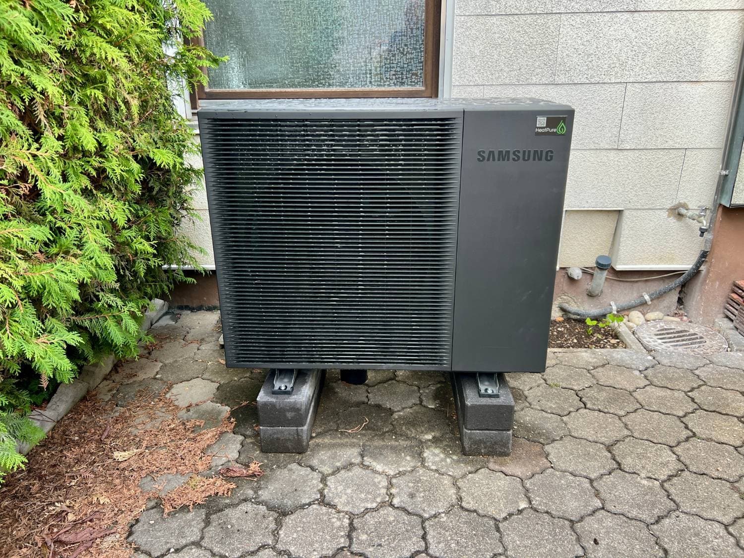 Samsung Mono HT R290 Außeneinheit mit 8 kW an einem Einfamilienhaus in Augsburg-Bärenkeller