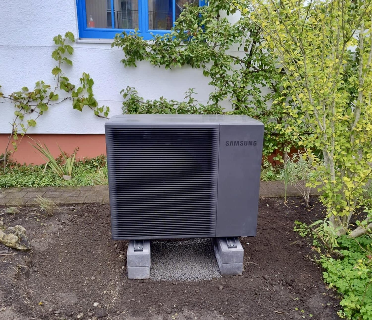 Samsung Mono HT R290 Außeneinheit mit 8 kW an einer Doppelhaushälfte in München-Feldmoching
