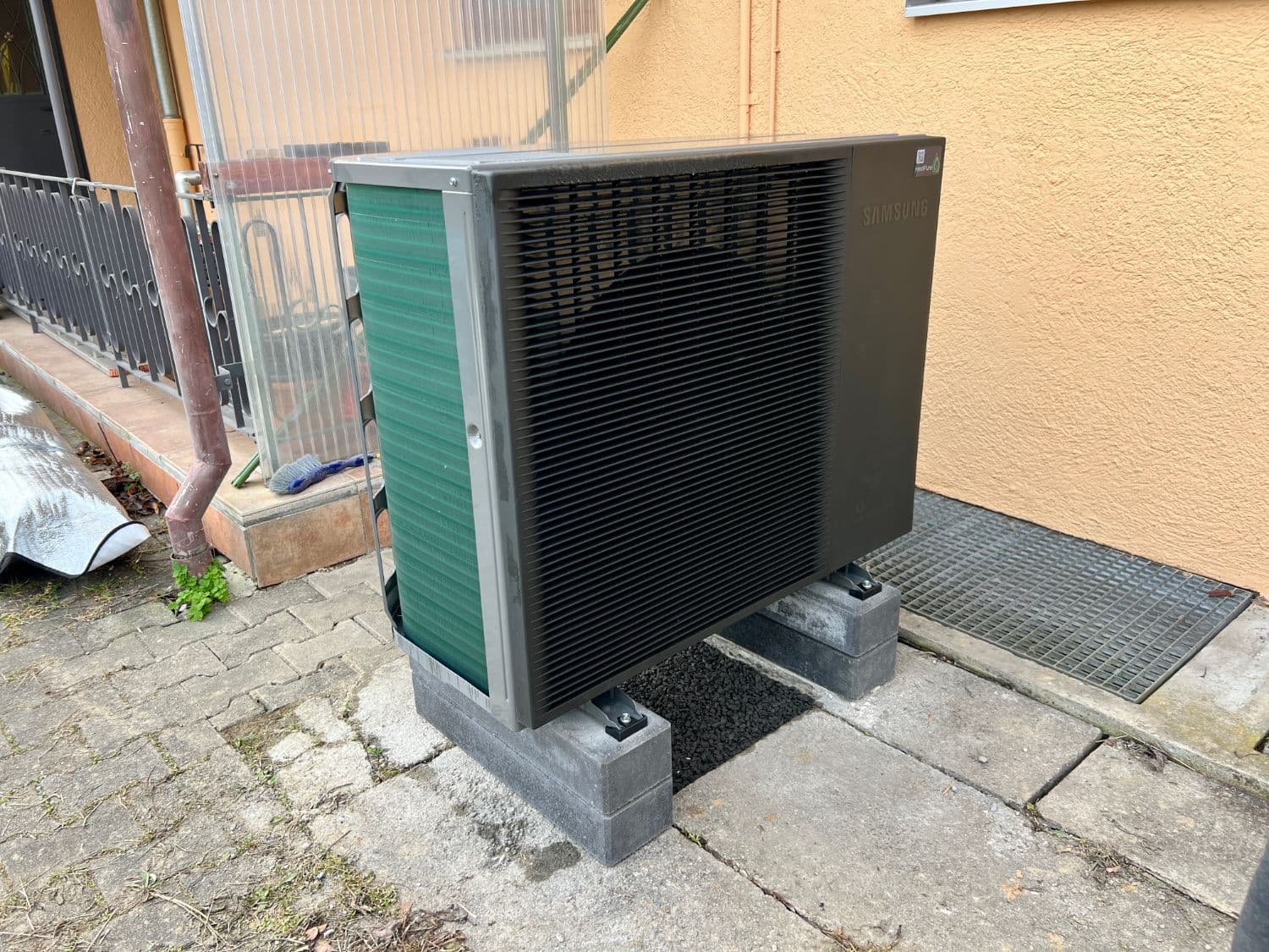 Samsung Mono HT R290 Außeneinheit mit 8 kW an einem Einfamilienhaus in Schwabmünchen