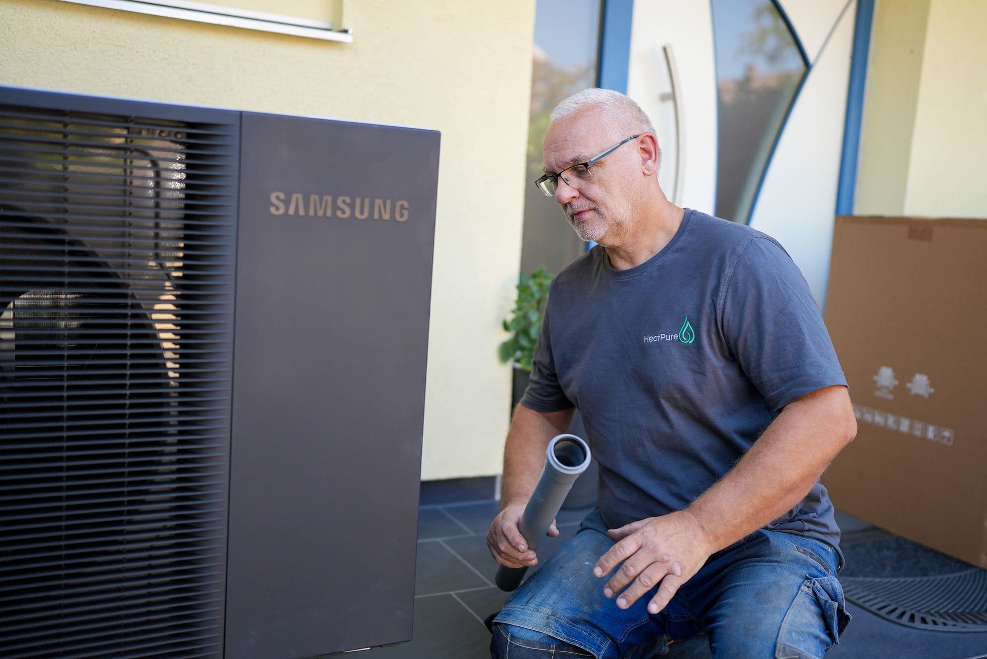 HeatPure-Monteur bei der Arbeit an einer Samsung-Wärmepumpe