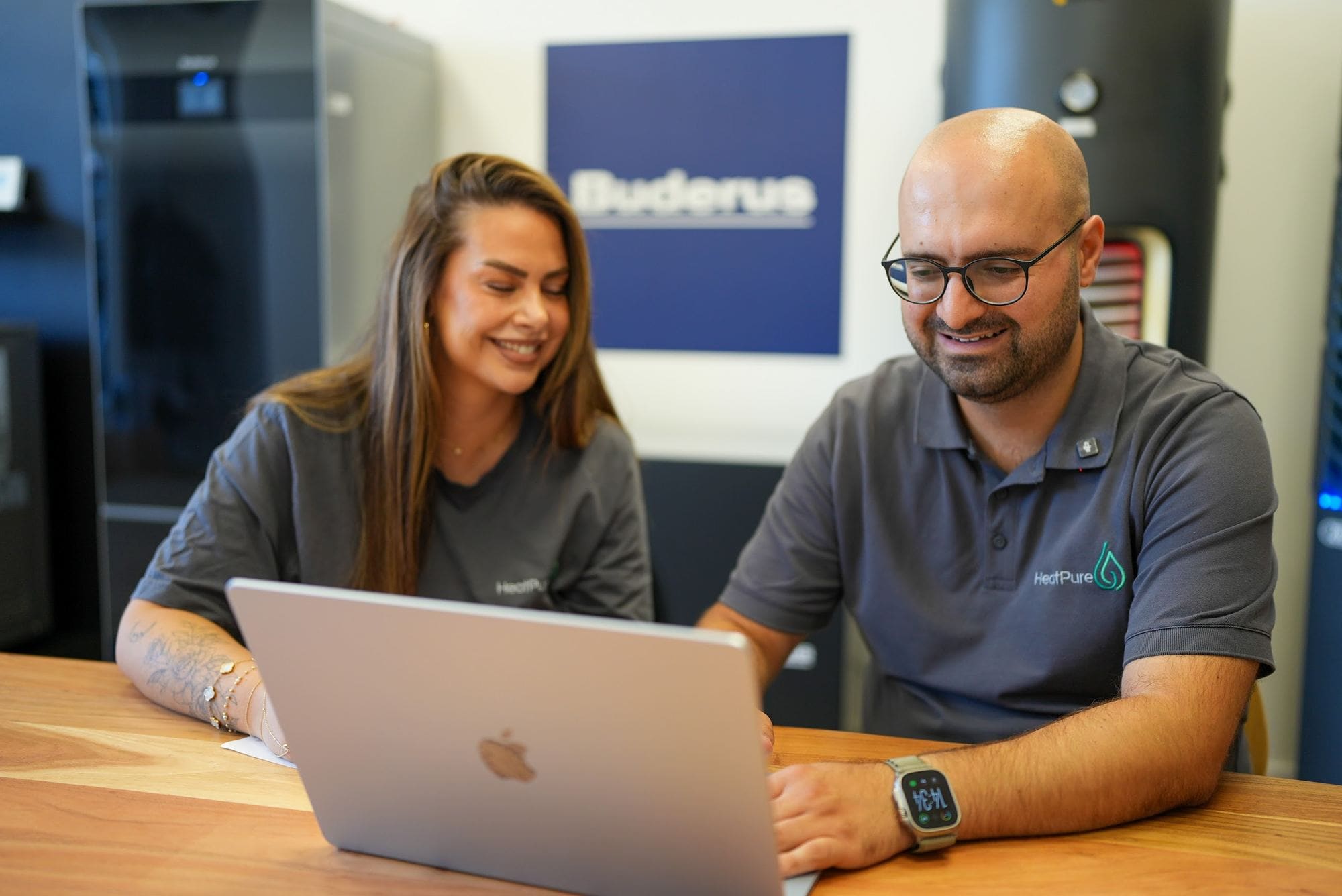 Gizem Yildiz und Durmus Pekel von HeatPure rechnen ein Energiesystem am Laptop durch