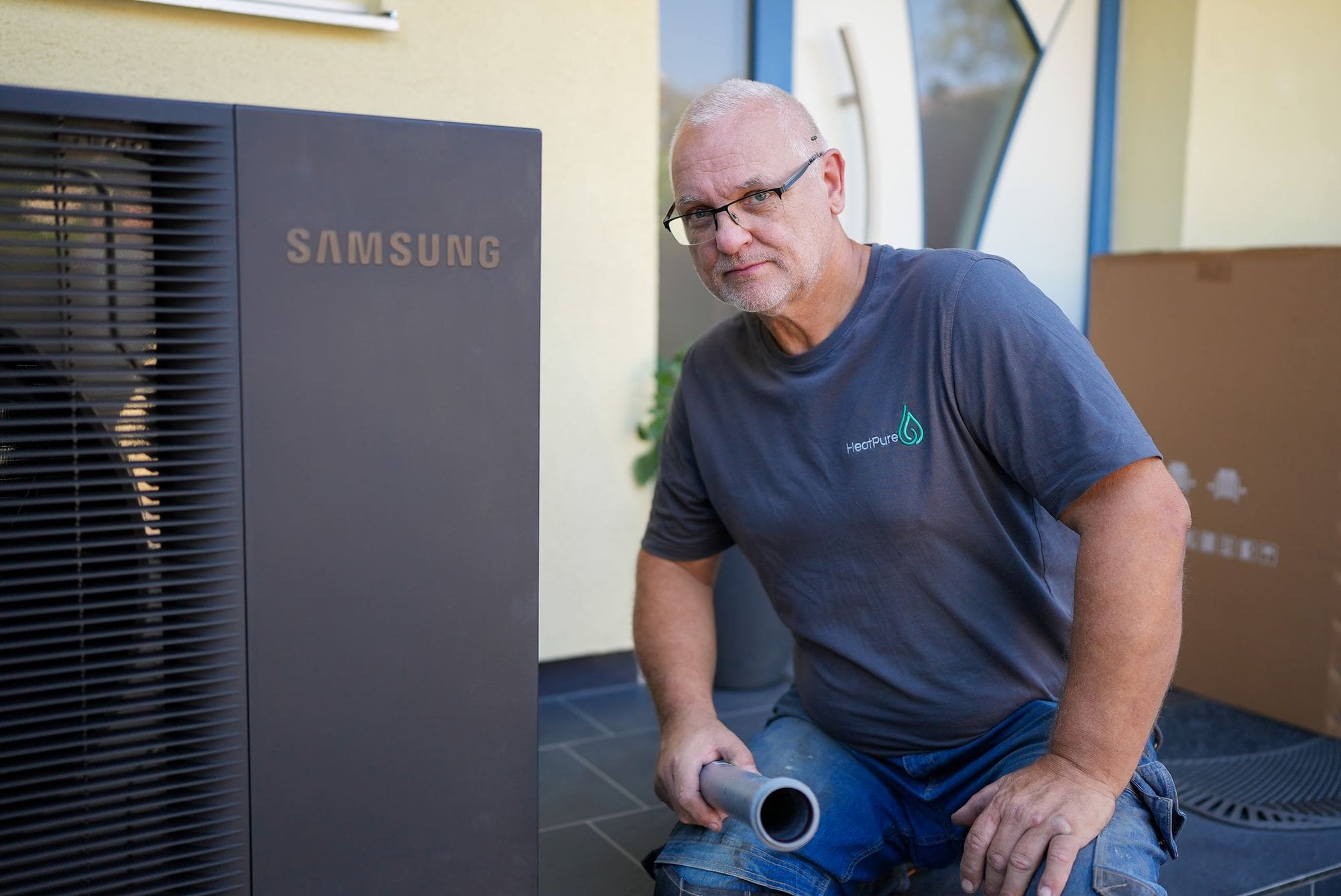 HeatPure-Monteur bei der Installation einer Samsung-Wärmepumpe